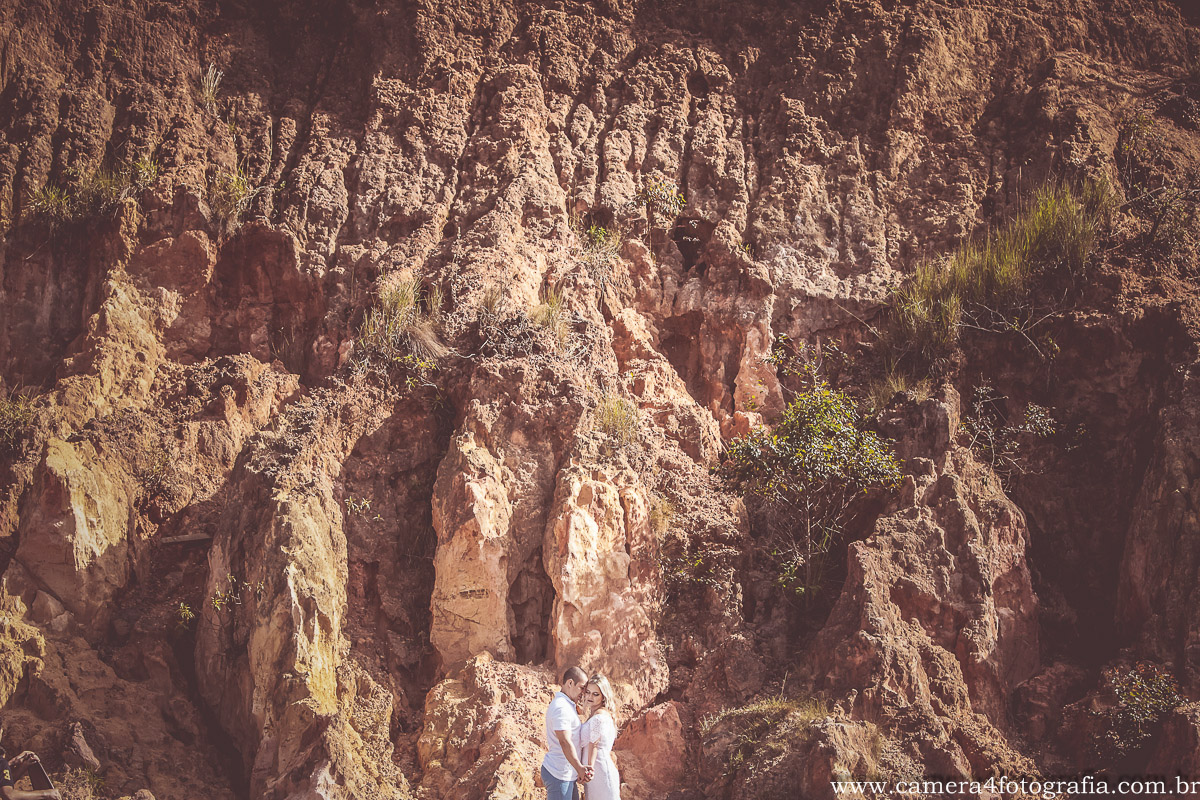casal durante o pre wedding em botucatu na estrada