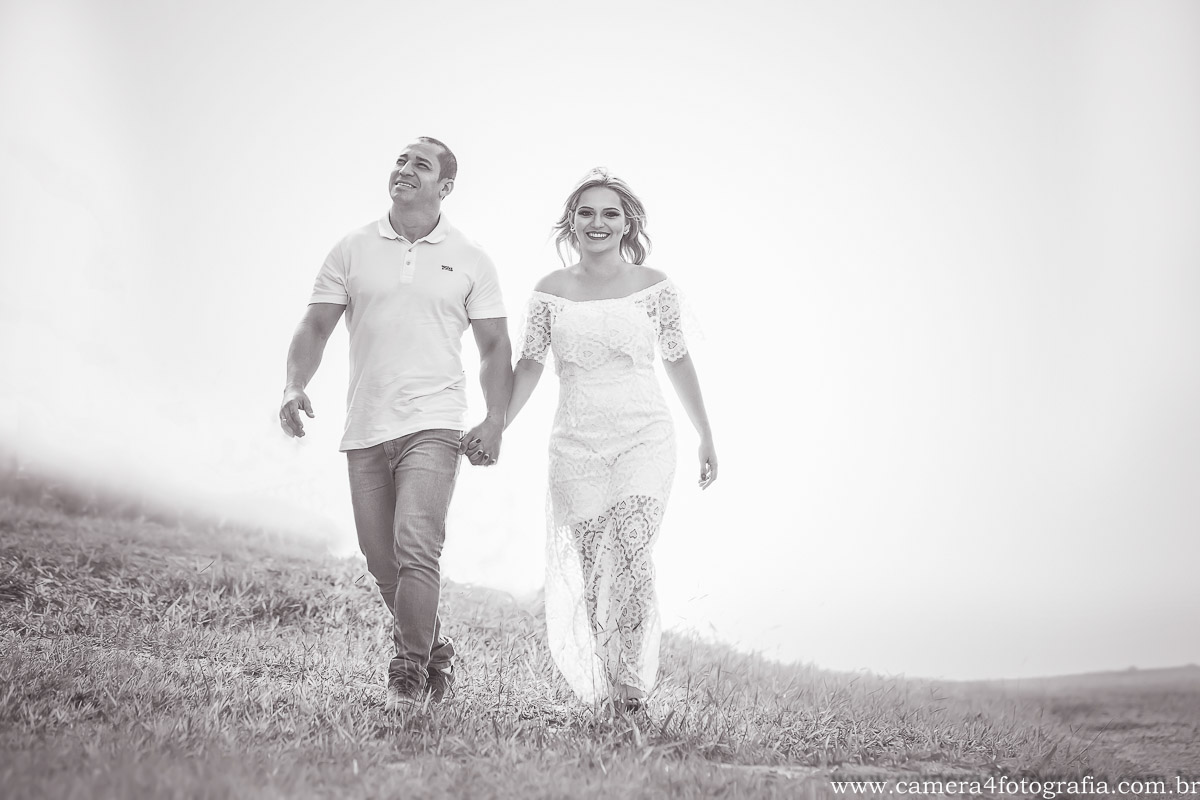 noivos caminhando durante o wedding em Botucatu