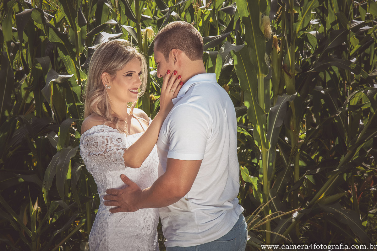 noivos se beijando durante o pre wedding em Botucatu