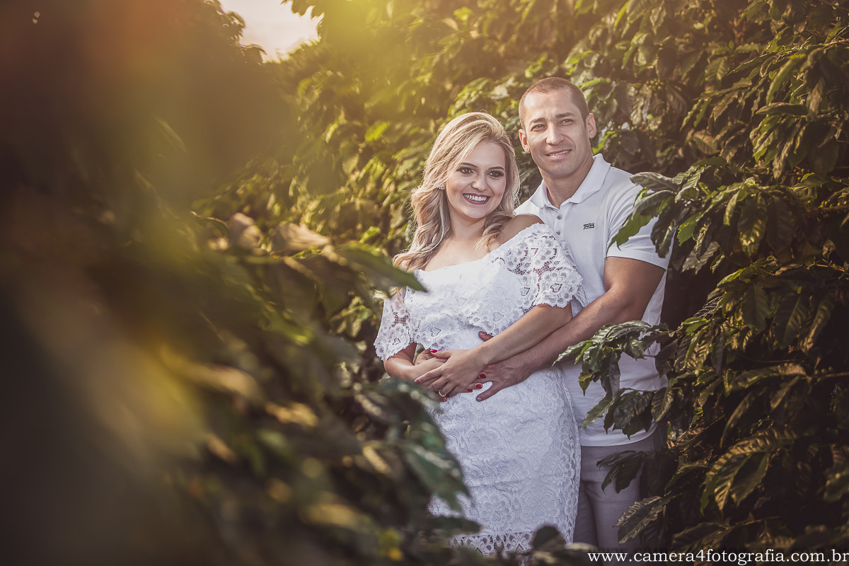 foto dos noivos durante o pre wedding no cafezal