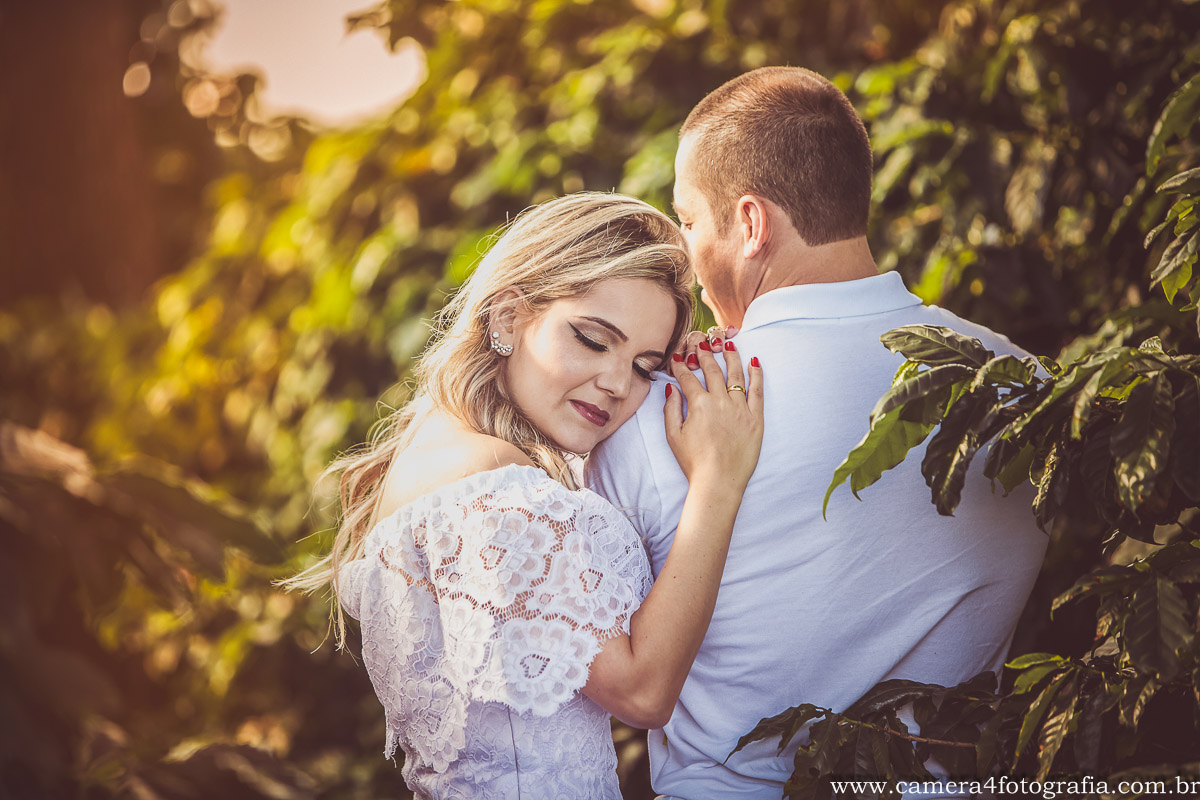 noiva com o noivo durante o pre wedding em Botucatu