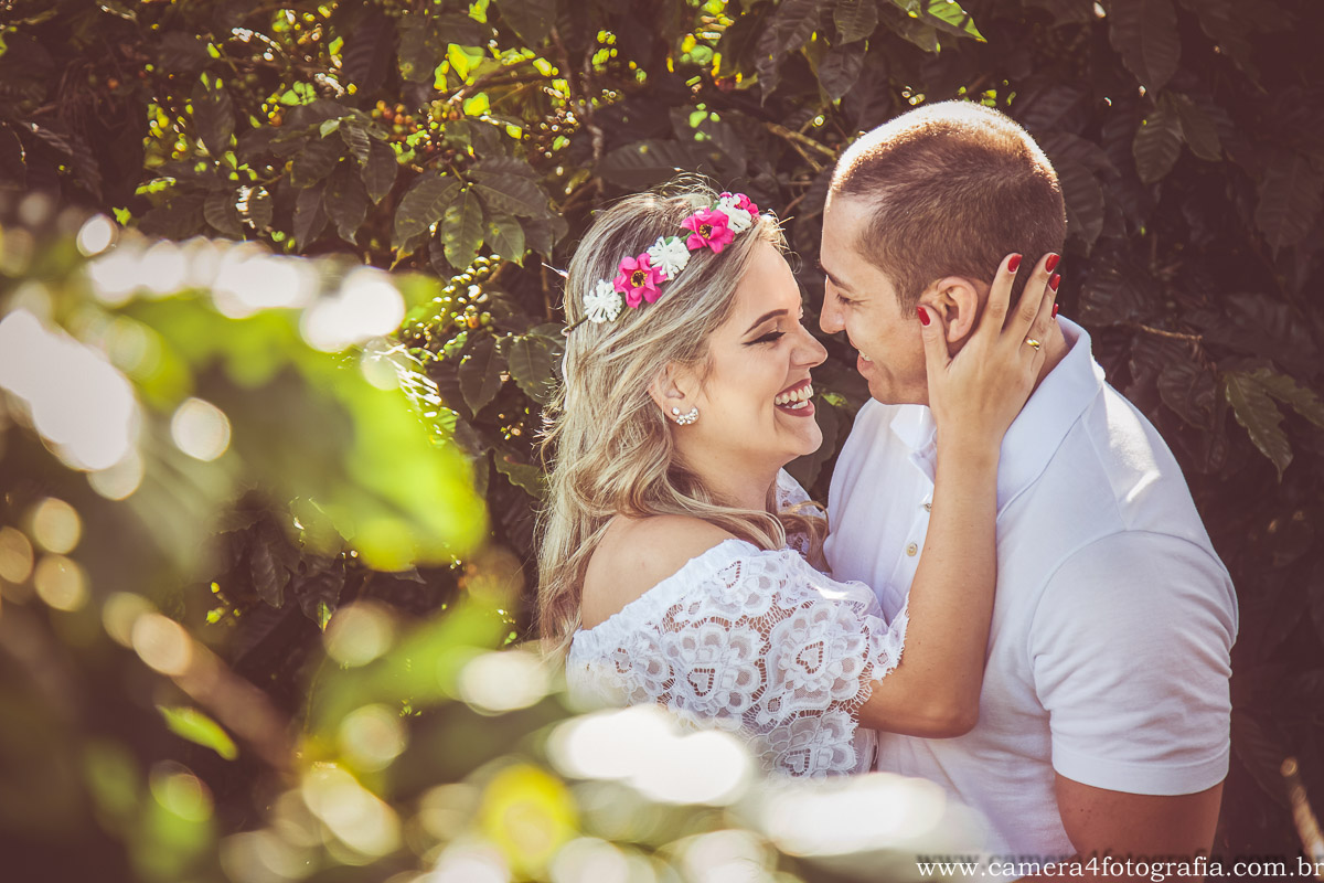 noivos se beijando durante o pre wedding em Botucatu
