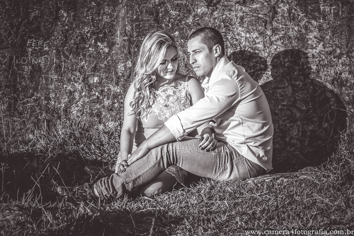 noivos se beijando durante o pre wedding em Botucatu