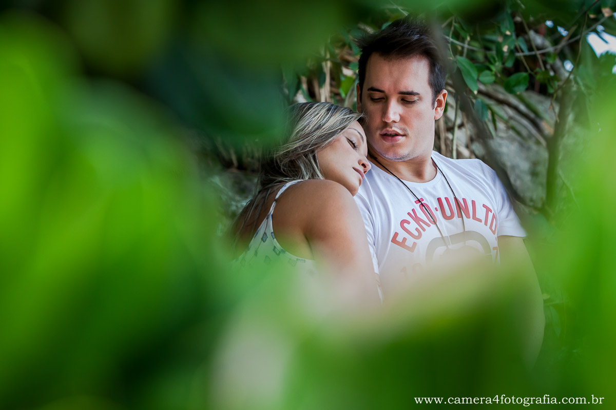 foto dos noivos nas pedras na praia