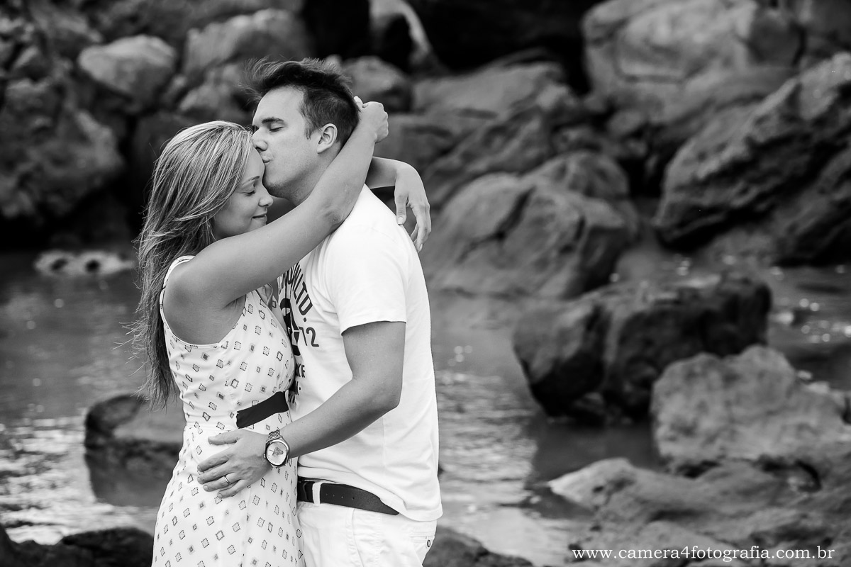 noivos se beijando durante o ensaio na praia