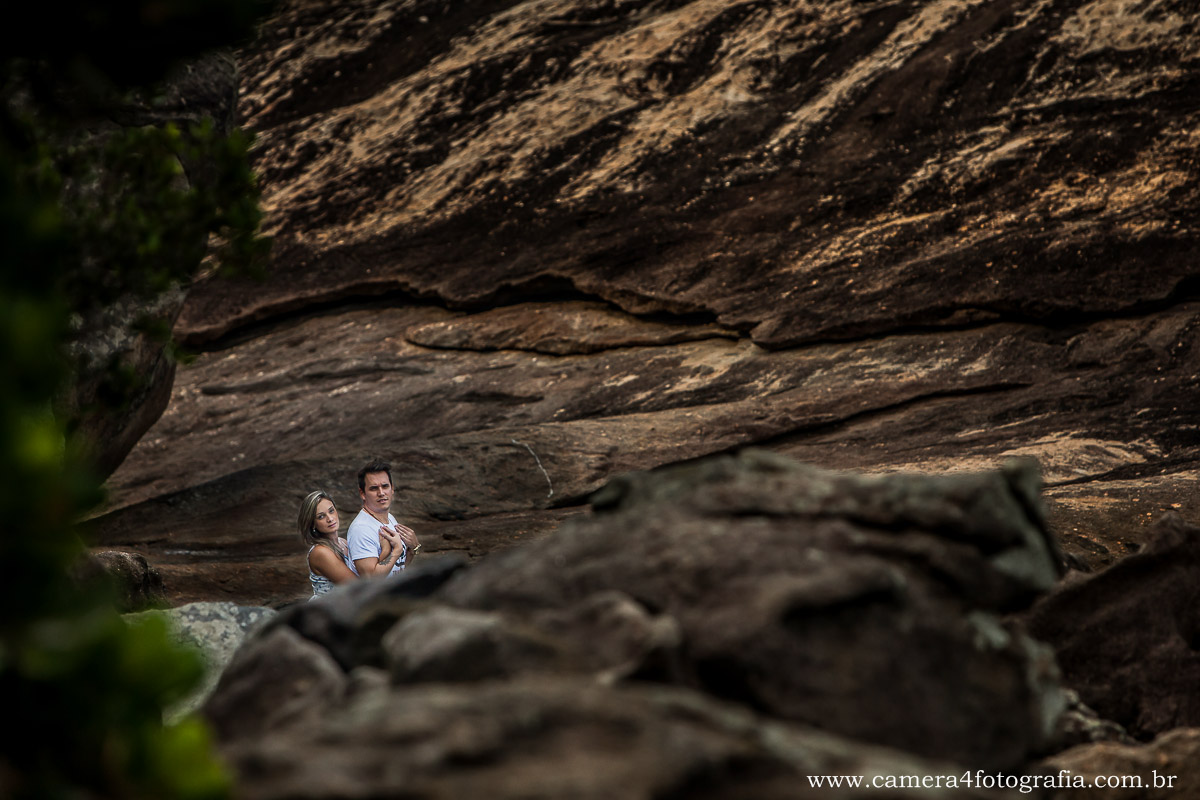 foto do casal na praia durante o ensaio