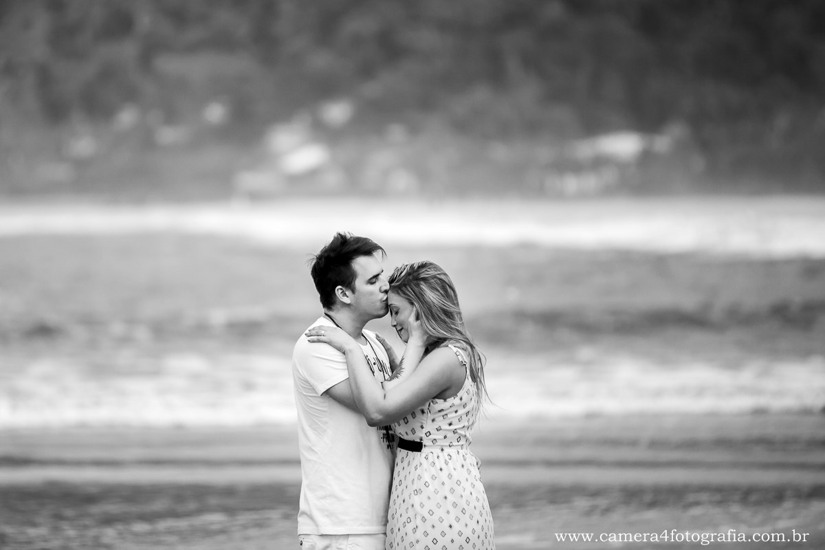 casal se beijando na praia durante o ensaio de casamento