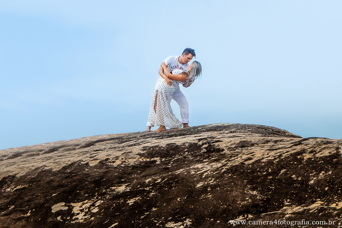 beijo do casal durante o ensaio na praia