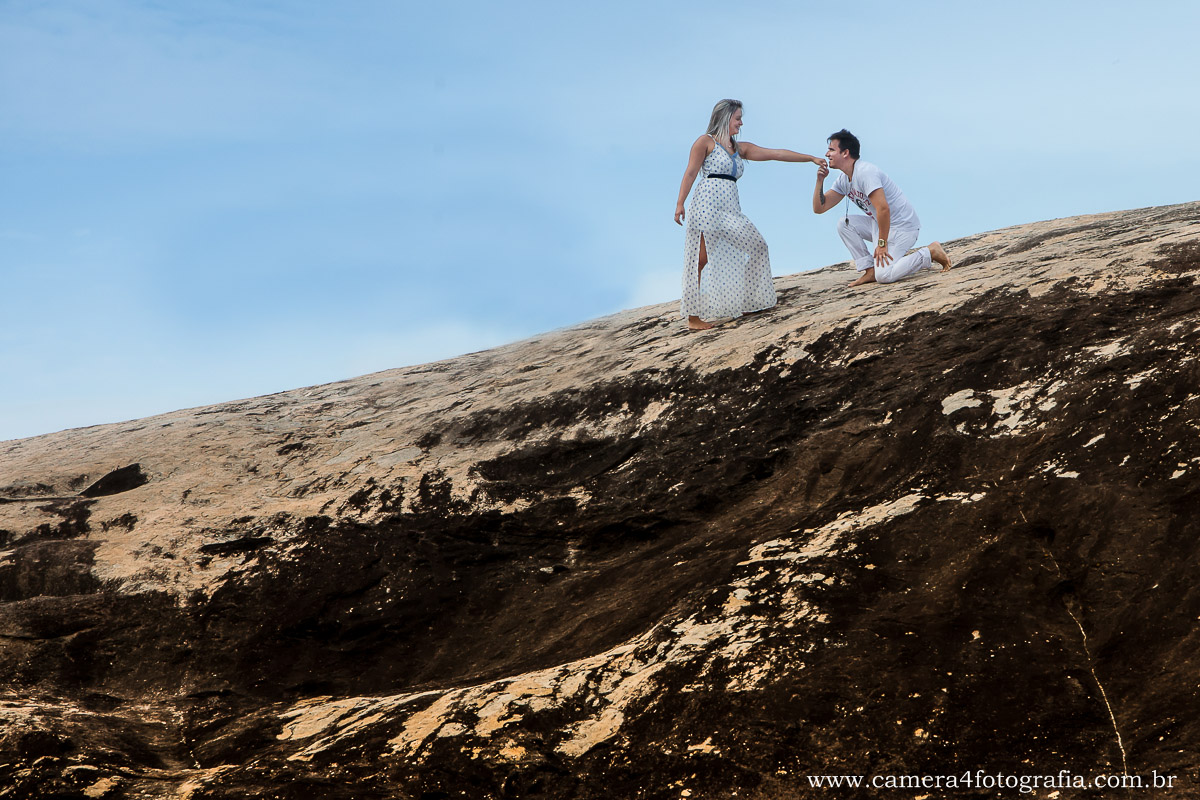 fotos dos noivos na praia durante o ensaio fotográfico