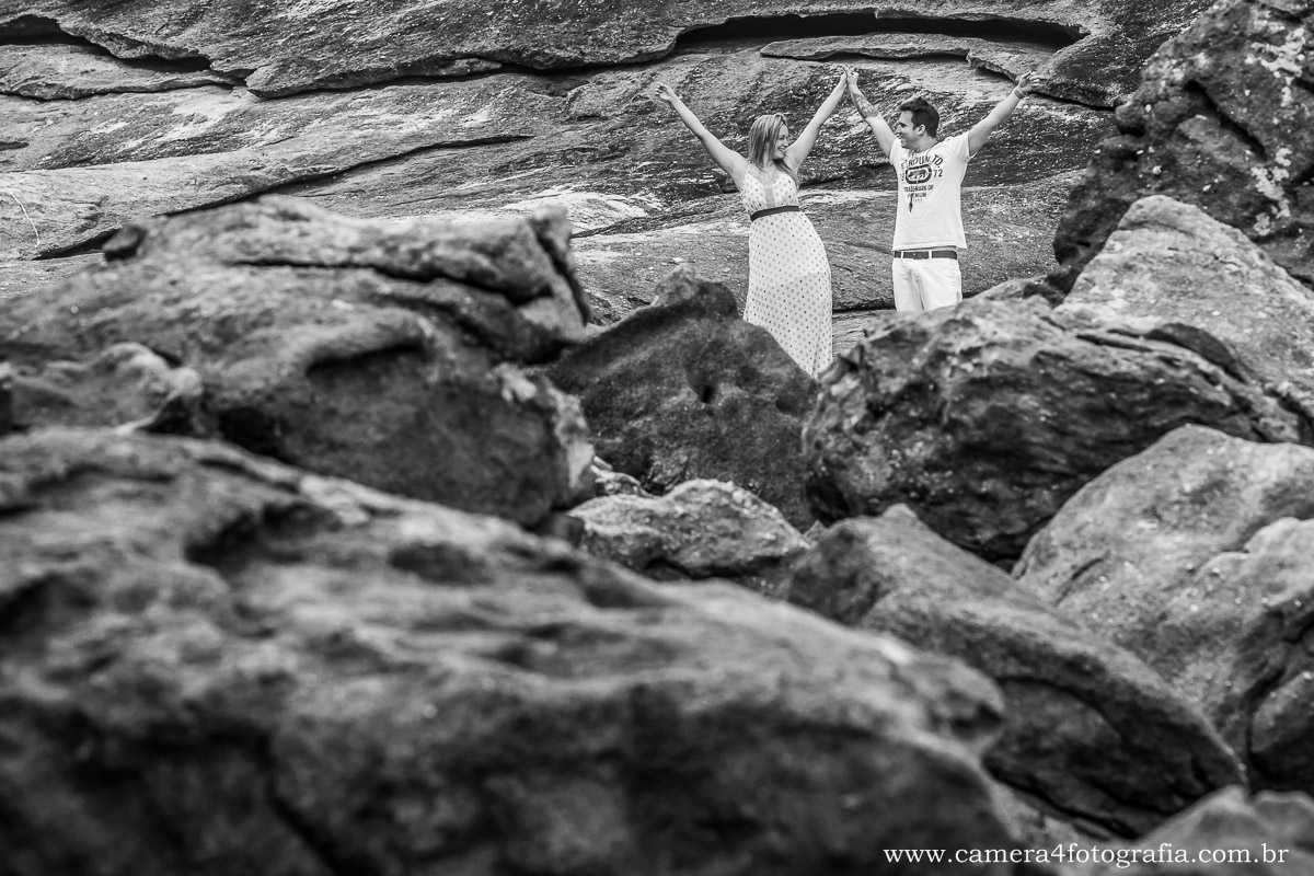 alegria do casal durante o ensaio na praia
