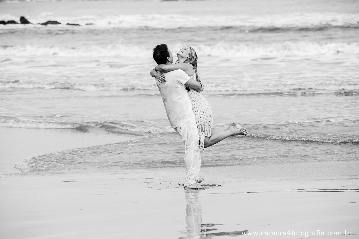 noivos dançando na praia