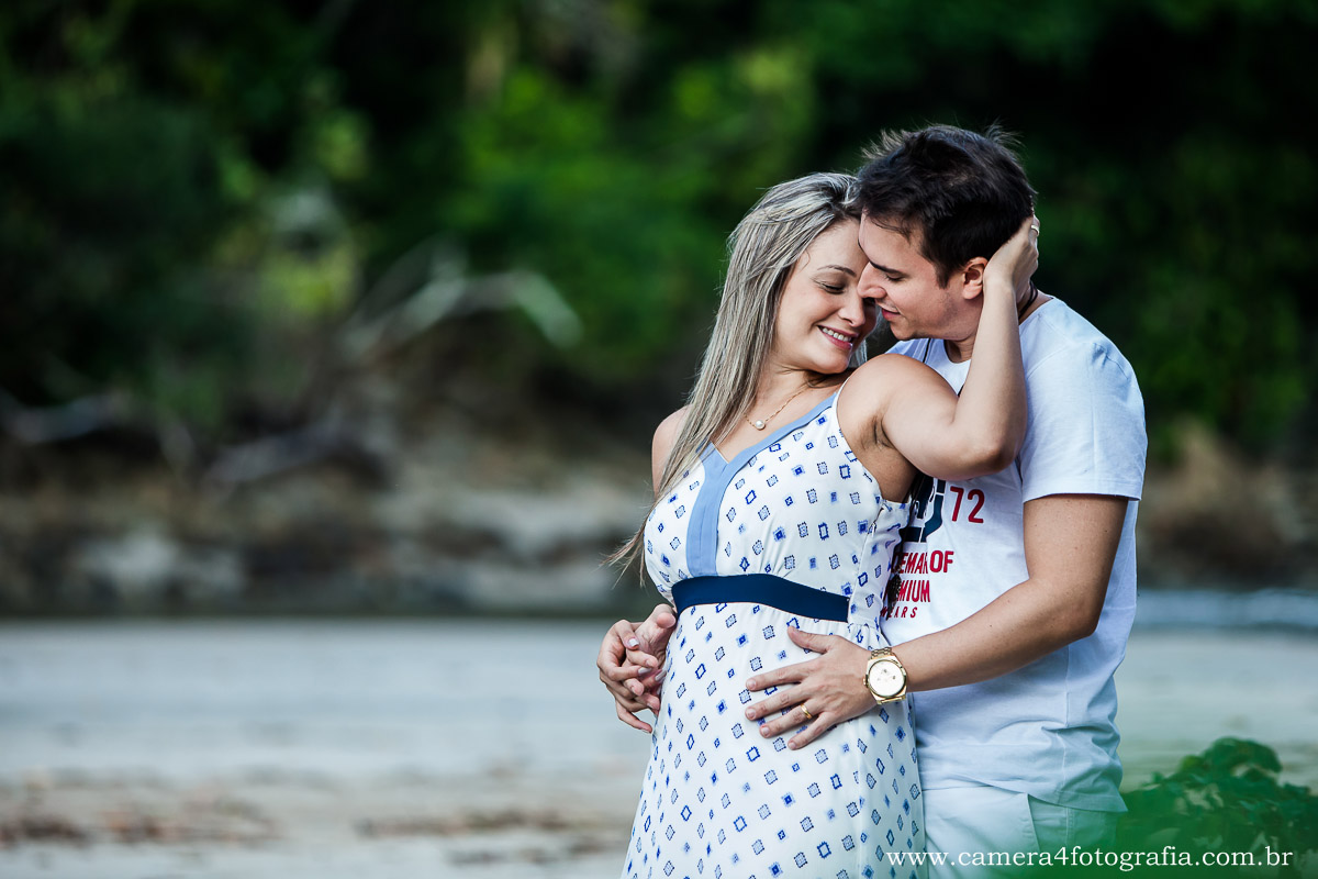 noiva e noivo se abraçando durante o ensaio na praia