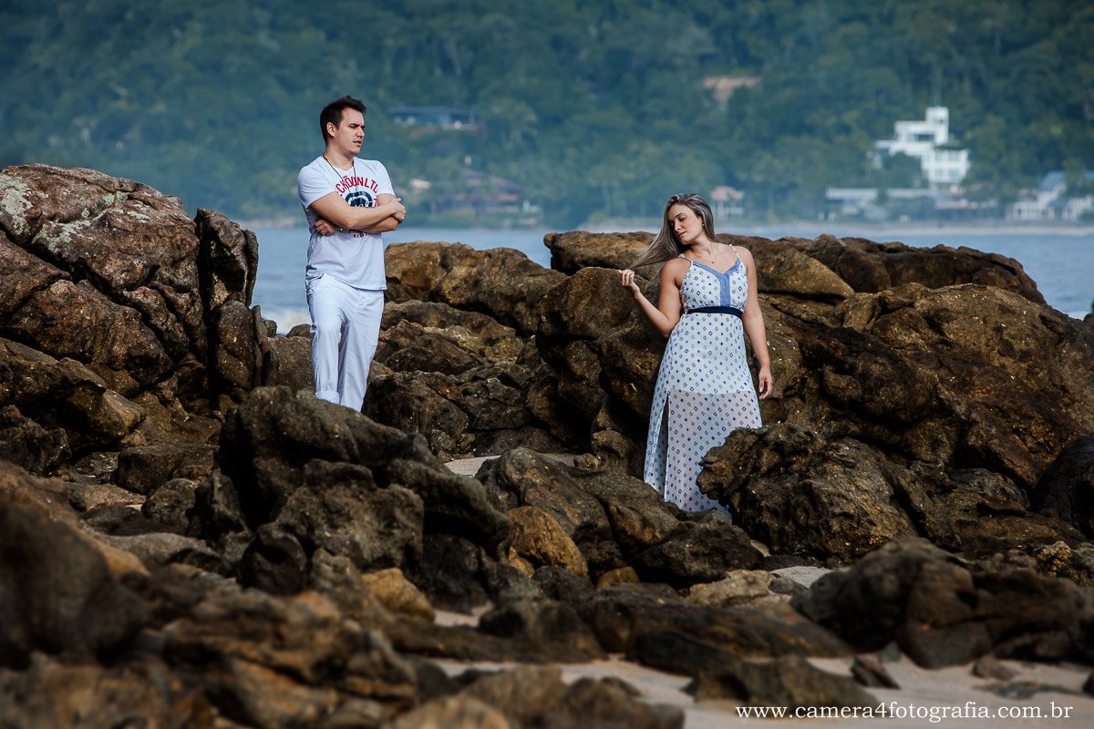 foto dos noivos nas pedras na praia
