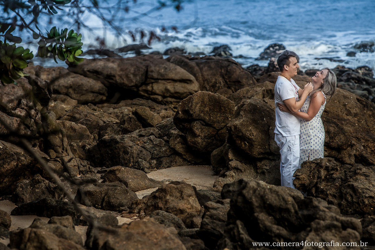 foto dos noivos nas pedras na praia