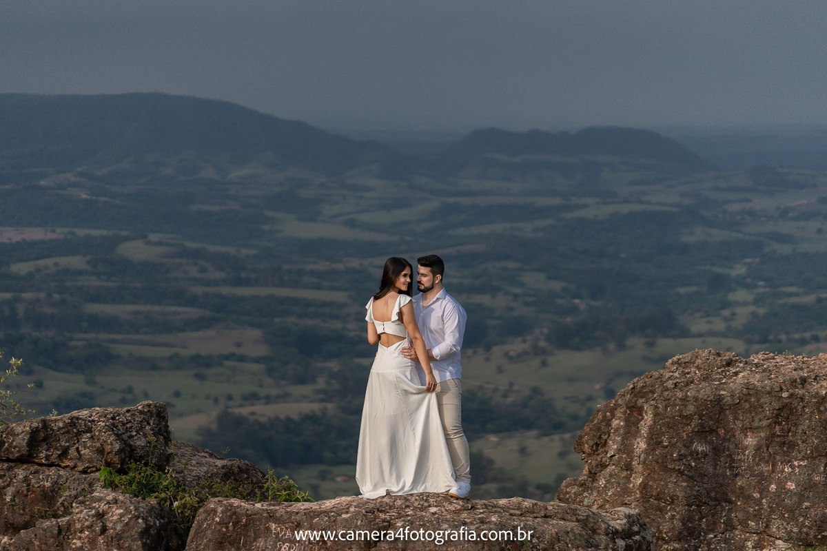 ensaio-carolina-e-vitor-no-chalé-do-gigante-em-pardinho-www.camera4fotografia.com.br