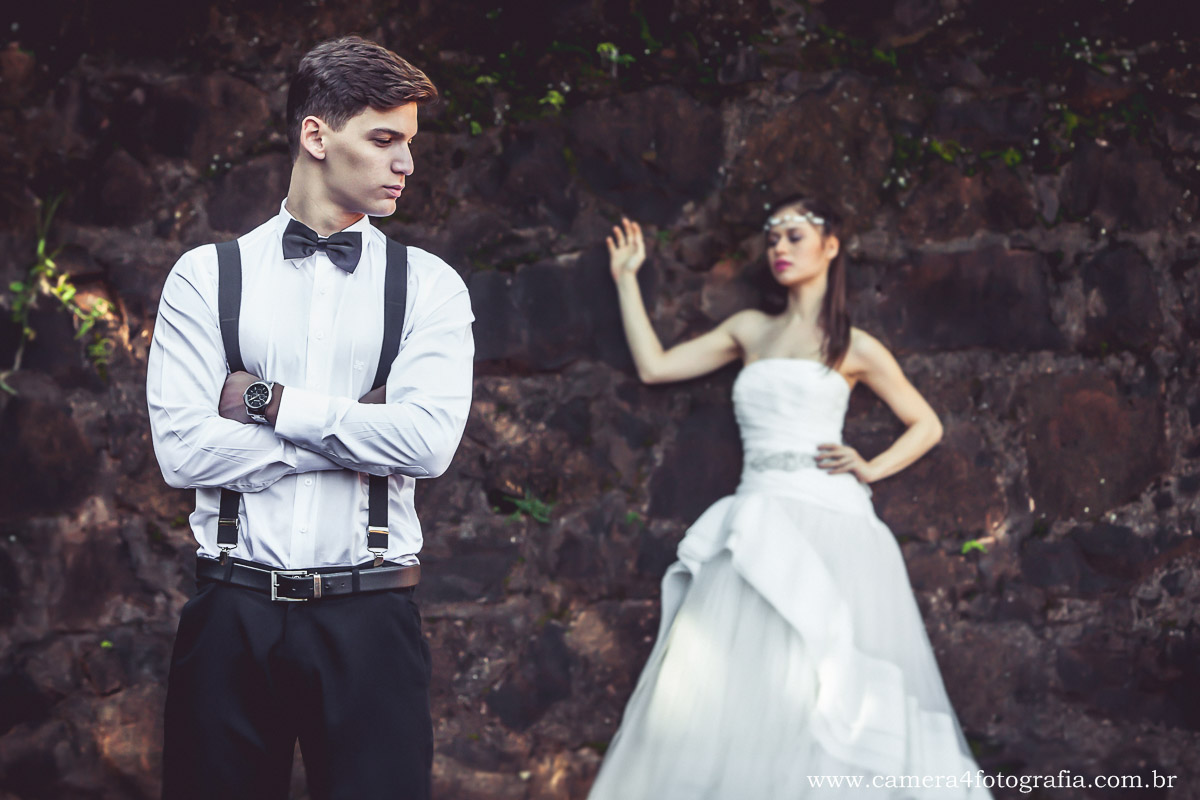 noivos durante o pre wedding na pedreira