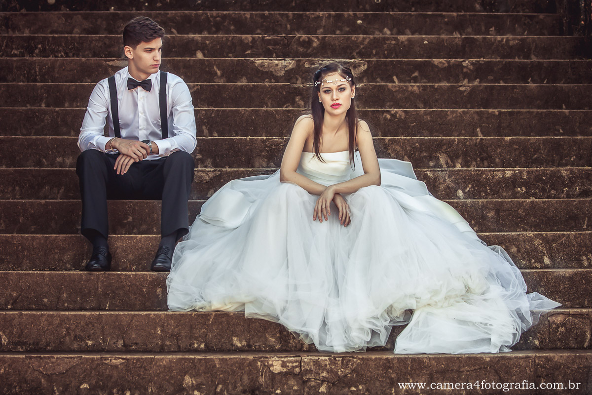 foto dos noivos na escada durante o ensaio pré wedding