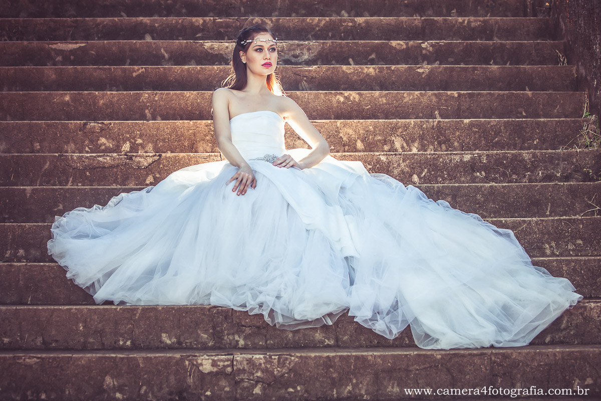 foto dos noivos na escada durante o ensaio pré wedding