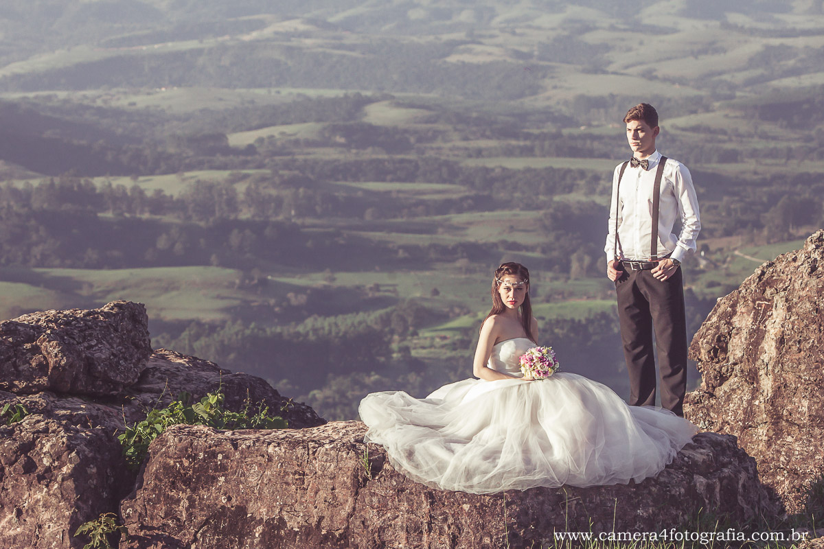 noivos no gigante deitado em pardinho durante o pré wedding