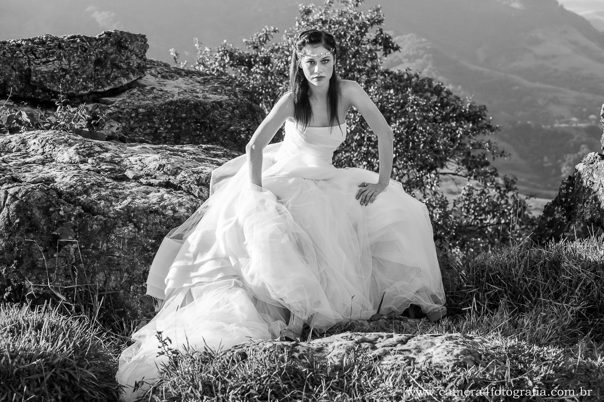 noiva sentada na pedra durante o ensaio pré casamento