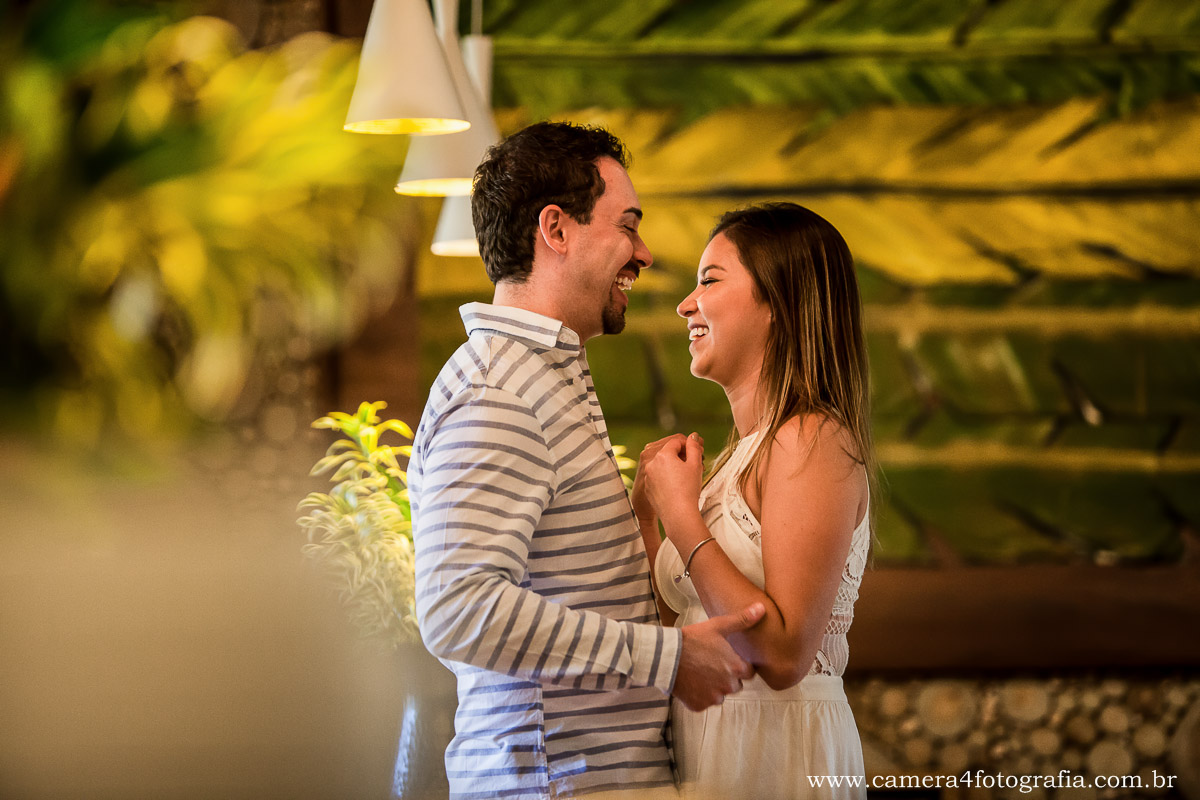 noivos no restaurante durante o ensaio pré wedding