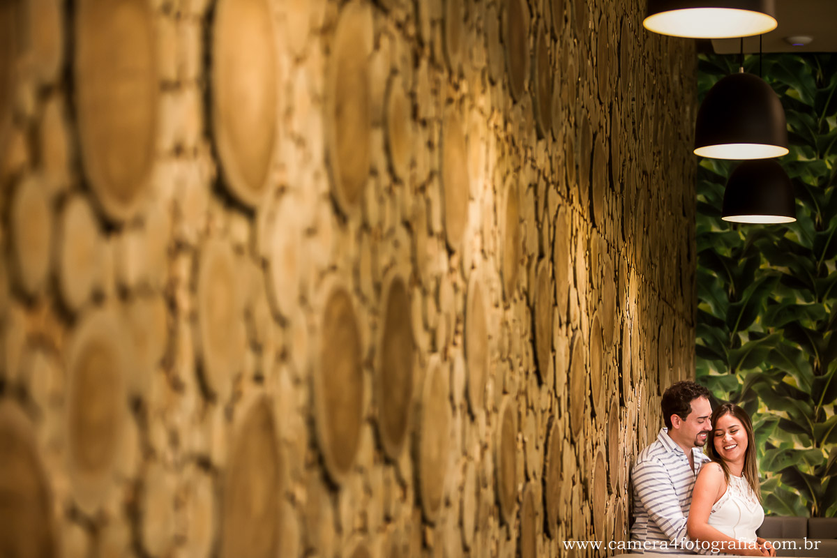 noivos no restaurante durante o ensaio pré wedding