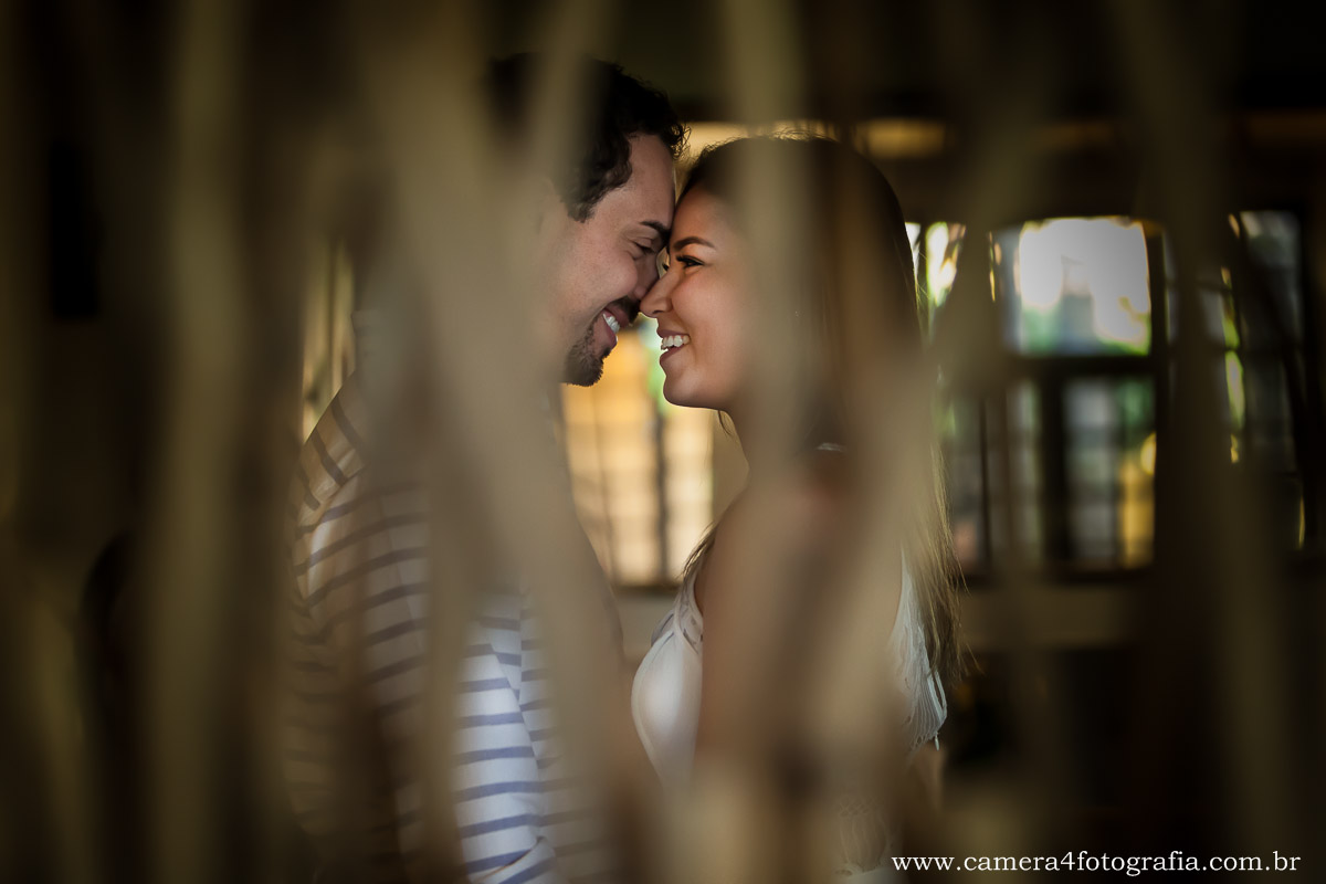 noivos se beijando durante o ensaio pre wedding