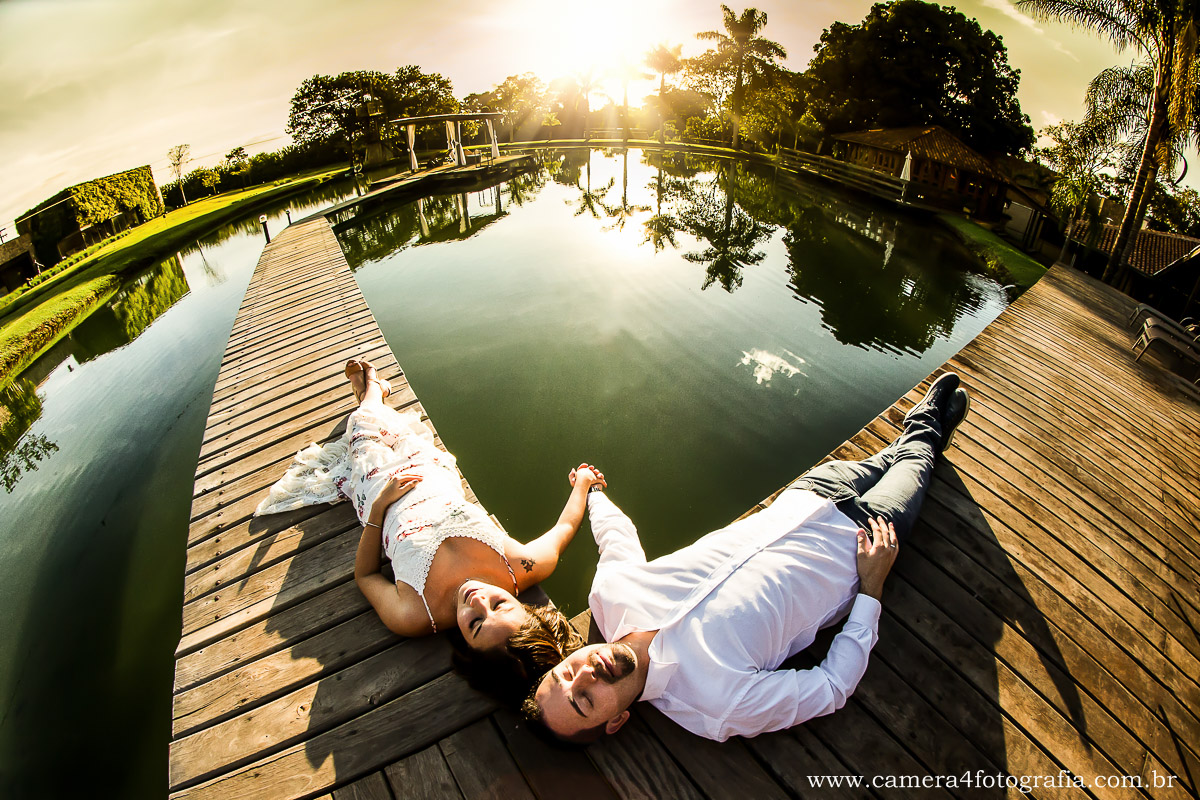 noivos no pier do lago