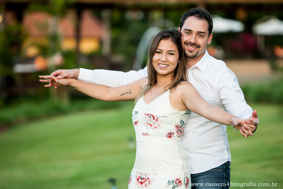 foto dos noivos durante o ensaio pré casamento