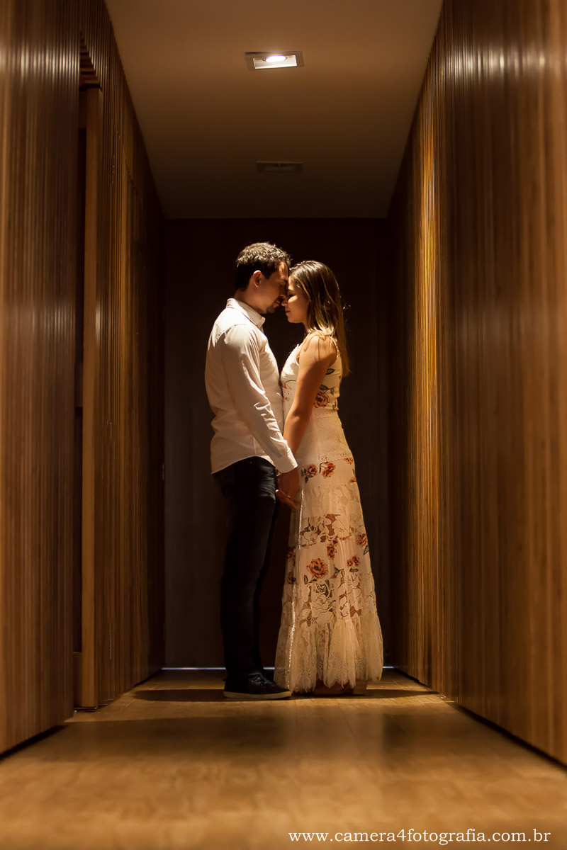 foto dos noivos no corredor