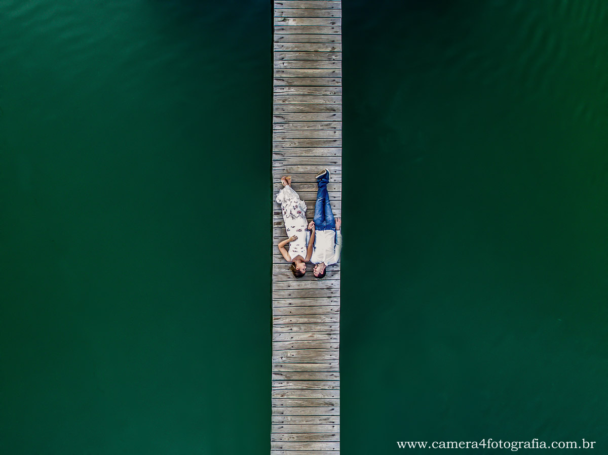 foto dos noivos com drone em cima do lago