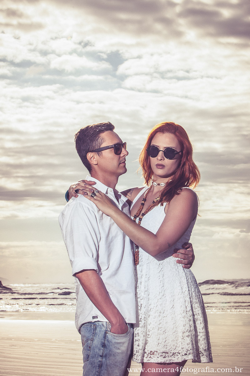 casal no por do sol na praia durante o pré wedding