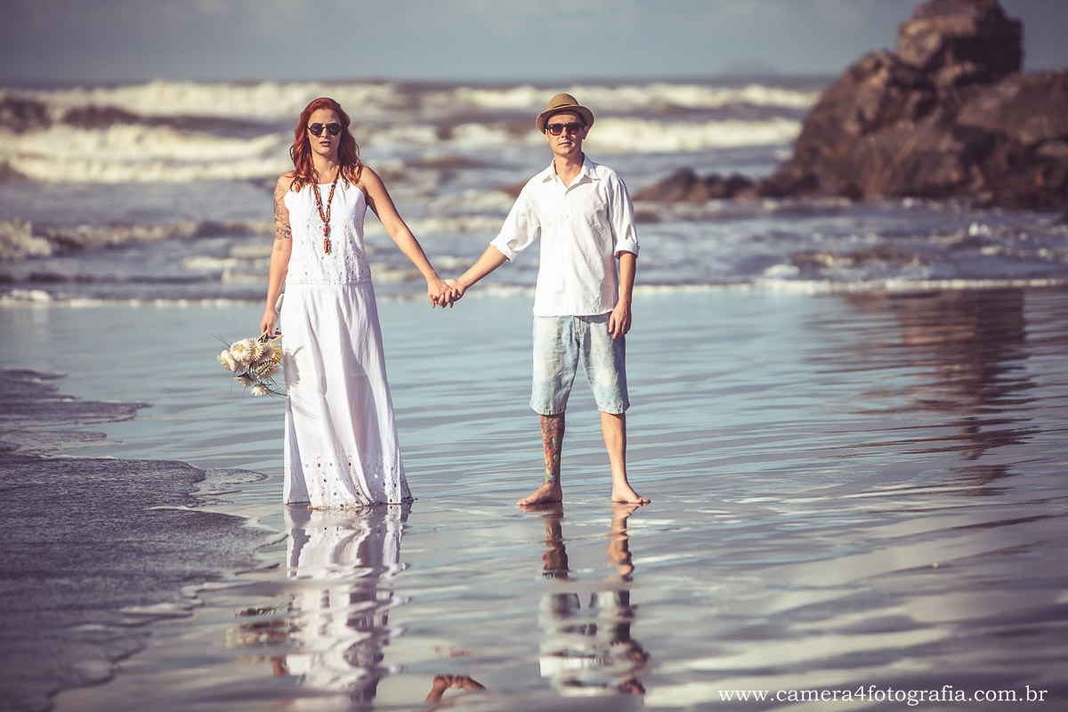 noivos na praia durante o ensaio pré wedding
