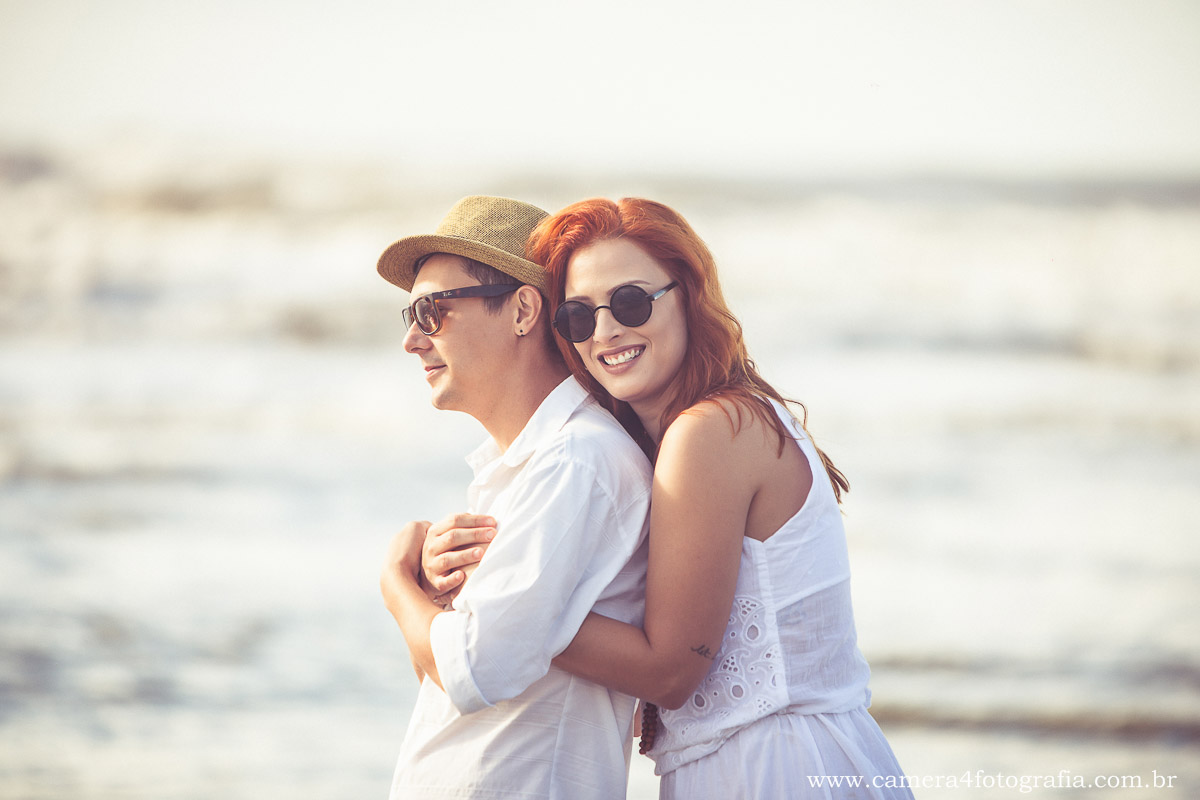 casal no por do sol na praia durante o pré wedding