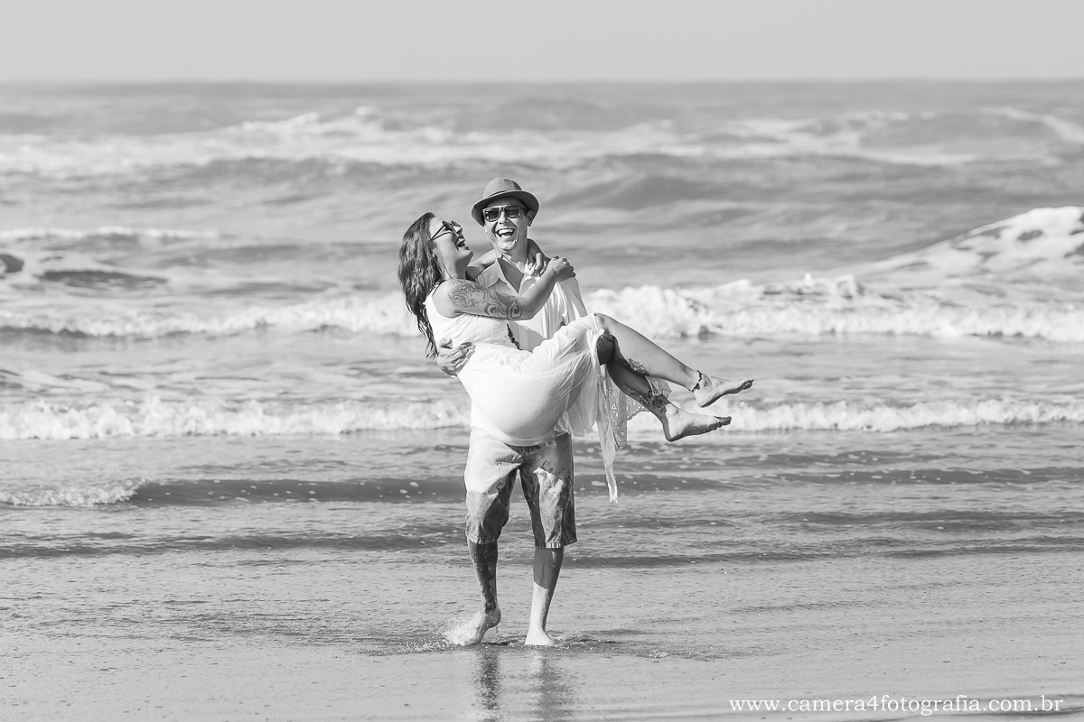 noivo com a noiva no colo durante i pré wedding