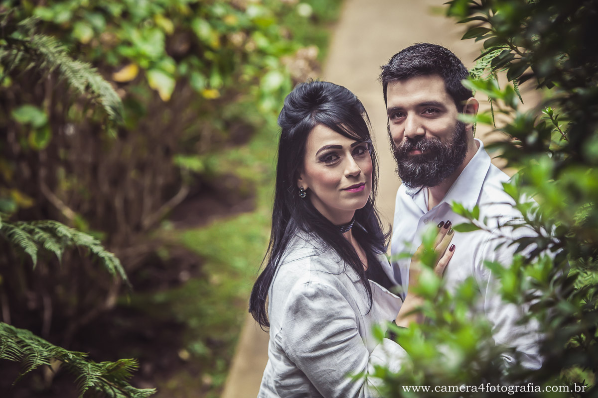 noivos no jardim durante o pré wedding