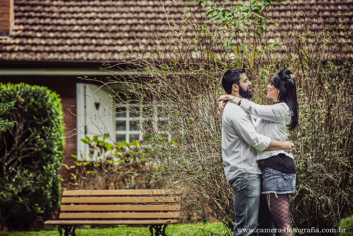 noivos no jardim durante o pré wedding