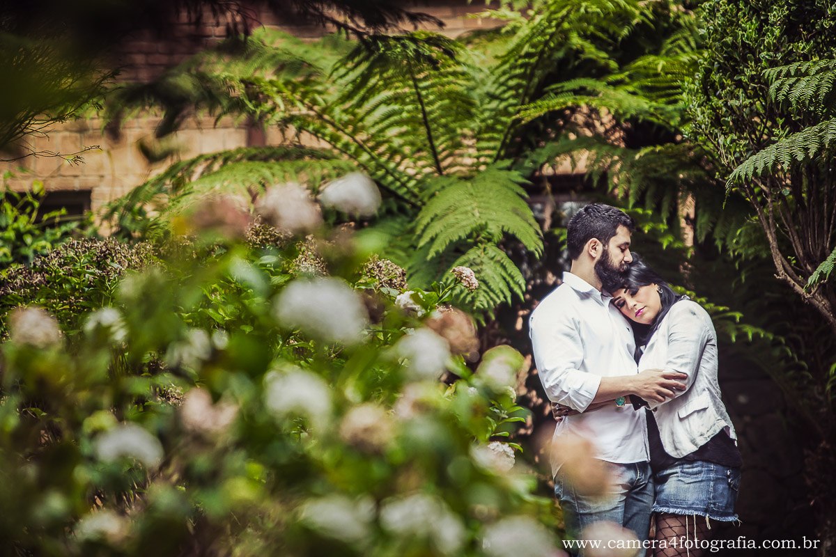 noivos no jardim na pousada em Monte Verde MG