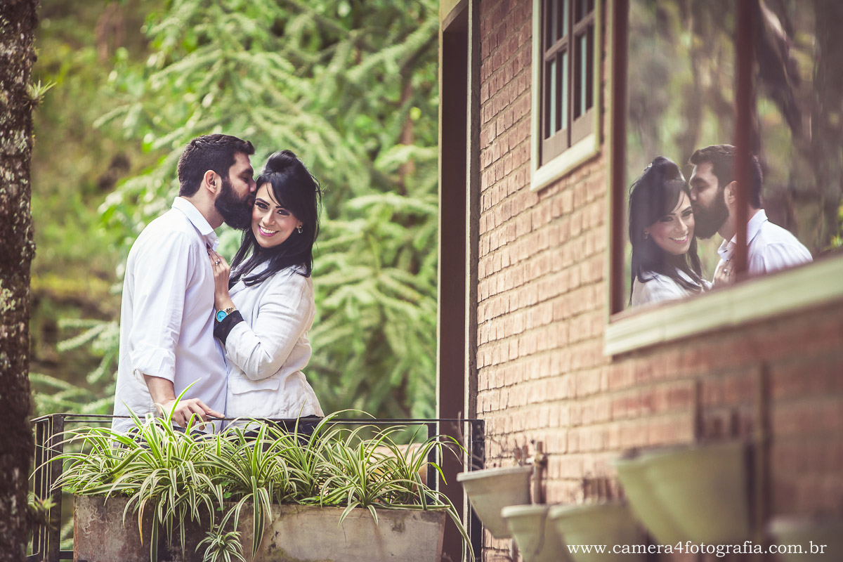 noivos no jardim durante o pré wedding