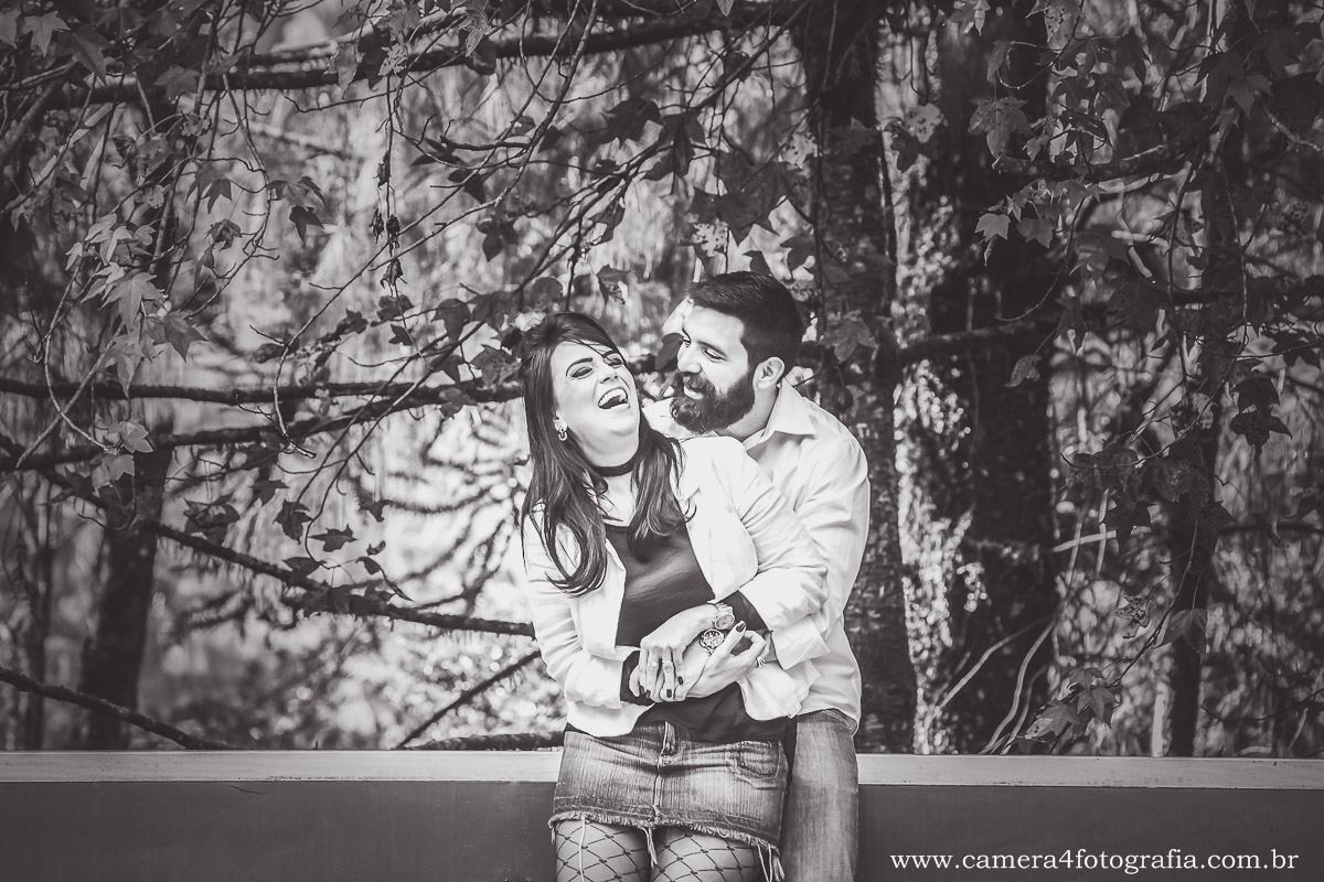 noivos no jardim na pousada em Monte Verde MG