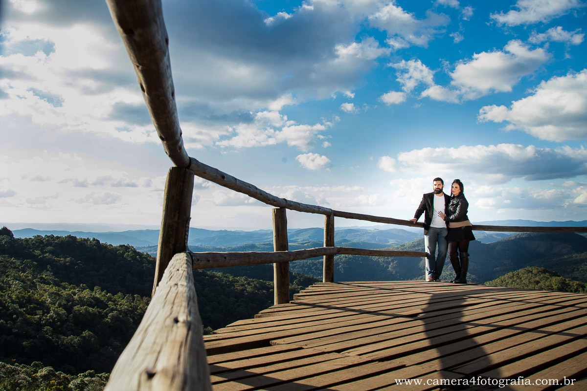 Foto dos noivos na pedra redonda em Monte Verde-MG durante o pré wedding