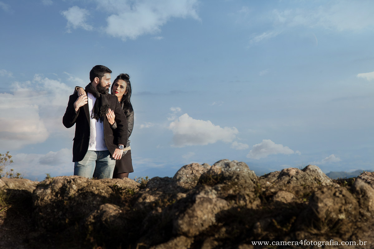 Foto dos noivos na pedra redonda em Monte Verde-MG durante o pré wedding