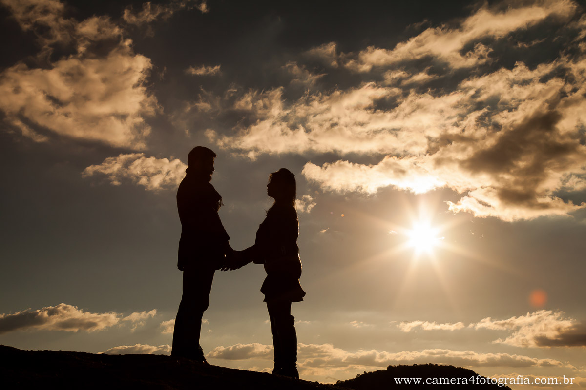Foto dos noivos na pedra redonda em Monte Verde-MG durante o pré wedding