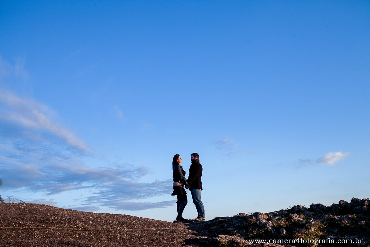 Foto dos noivos na pedra redonda em Monte Verde-MG durante o pré wedding