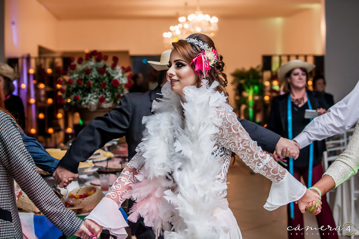 dança da noiva durante a festa
