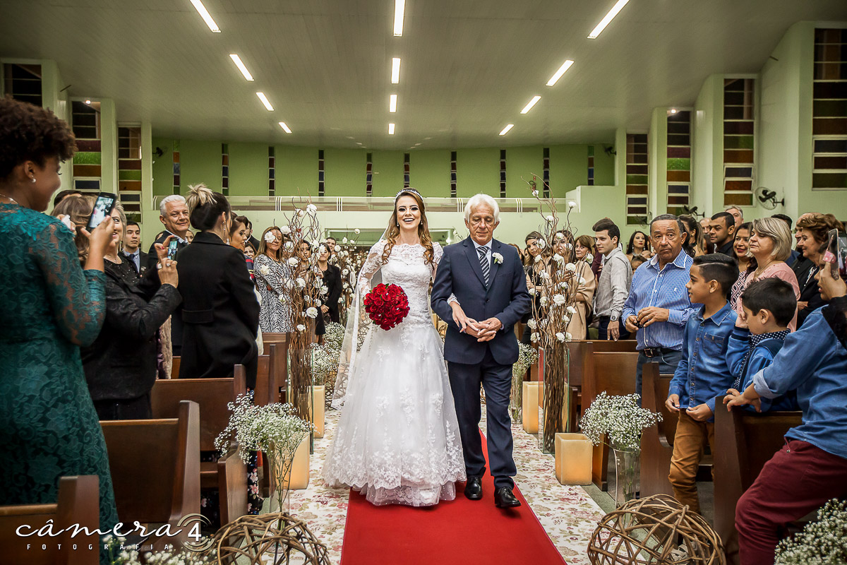 noiva entrando na igreja com o pai