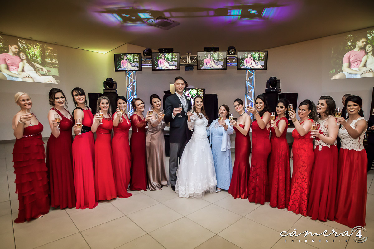 madrinhas com os noivos na festa