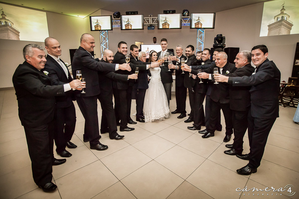 padrinhos do casamento com os noivos na festa