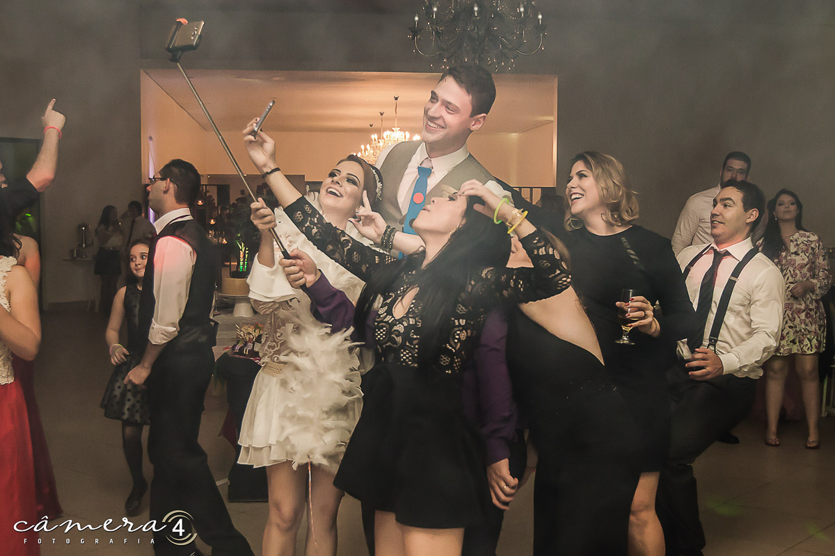 foto dos noivos com os convidados durante a festa de casamento