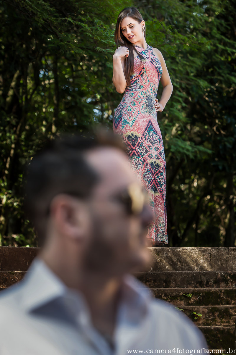 noiva no alto da escada no ensaio pré wedding